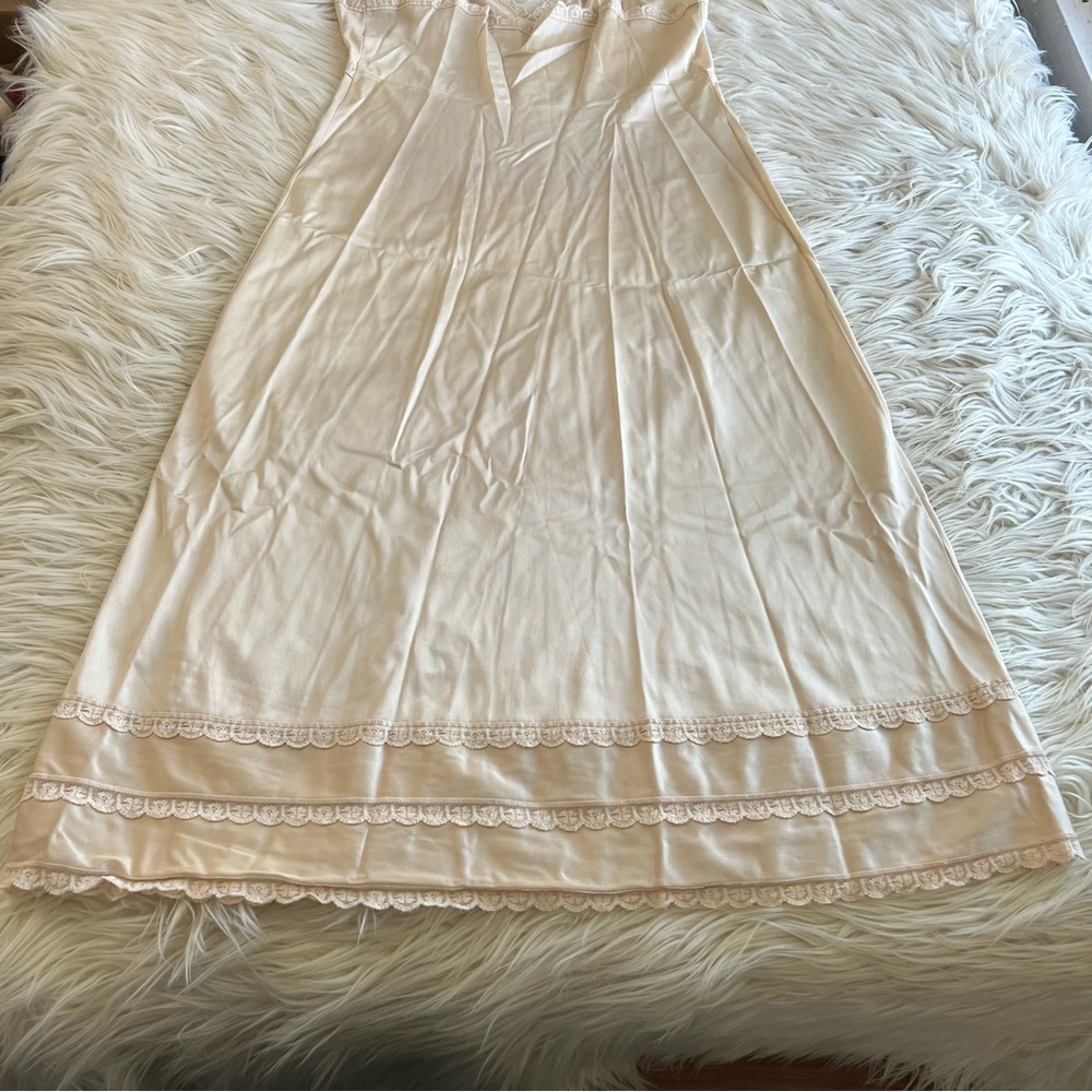 Vintage Sears Full Slip Dress Womens 34 Nylon Coquette Tiered Lace 80s Beige - Picture 8 of 9